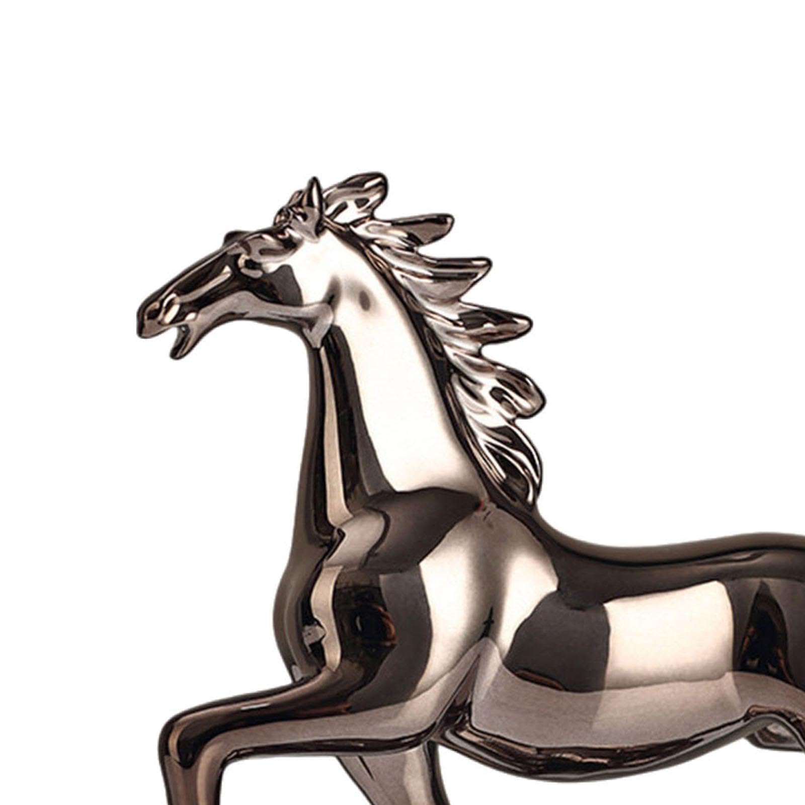 リアルな馬の彫刻 リアルな馬の彫刻 流木で形作られた、あまりにもリアルで美しい馬